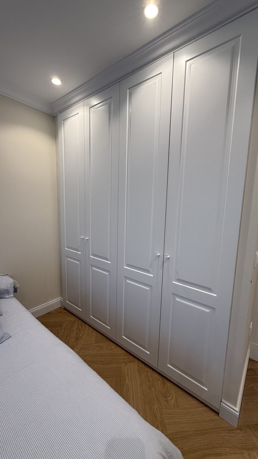 armario empotrado blanco dormitorio