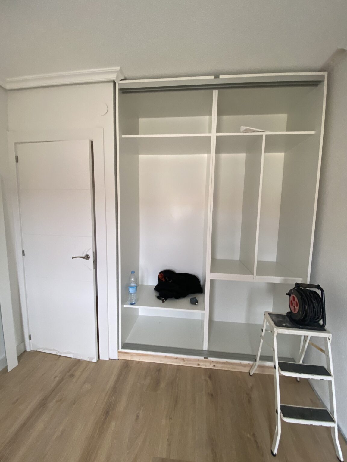 armario empotrado blanco dos puertas correderas