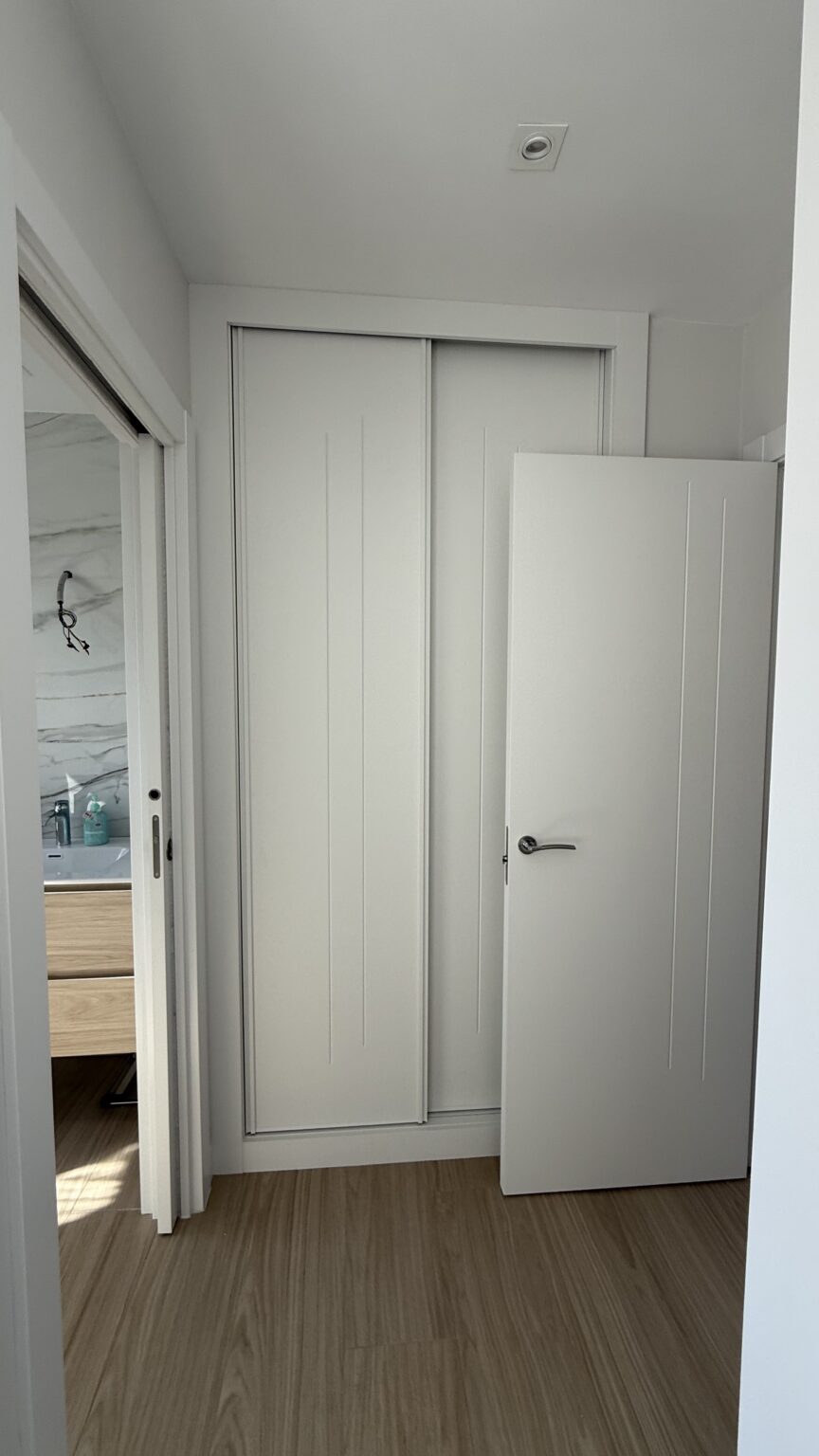armario empotrado blanco moderno puertas correderas