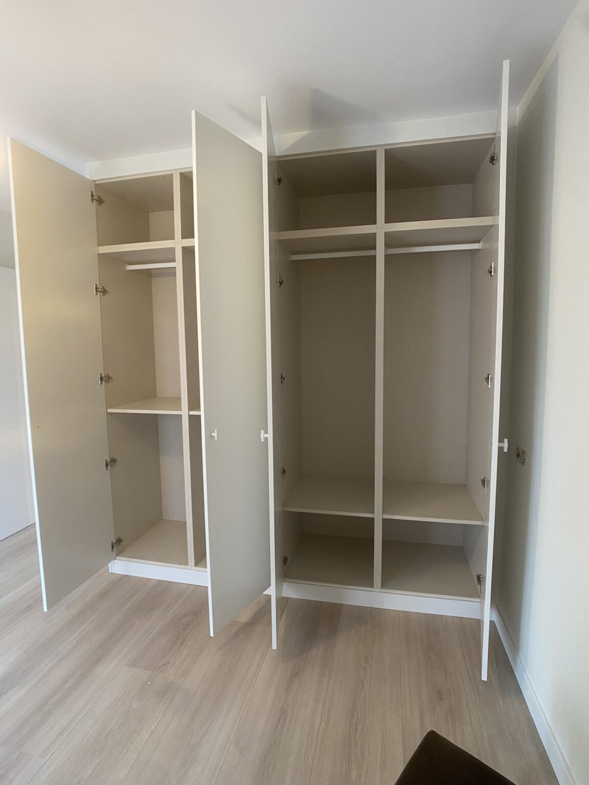 armario empotrado blanco puertas abatibles