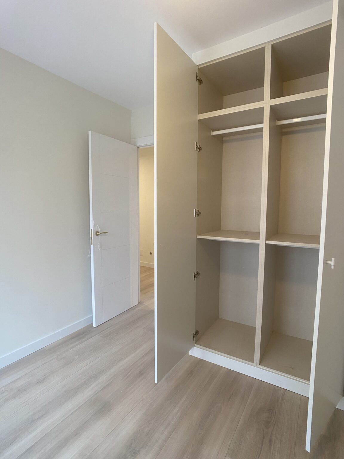 armario empotrado blanco puertas abatibles (3)