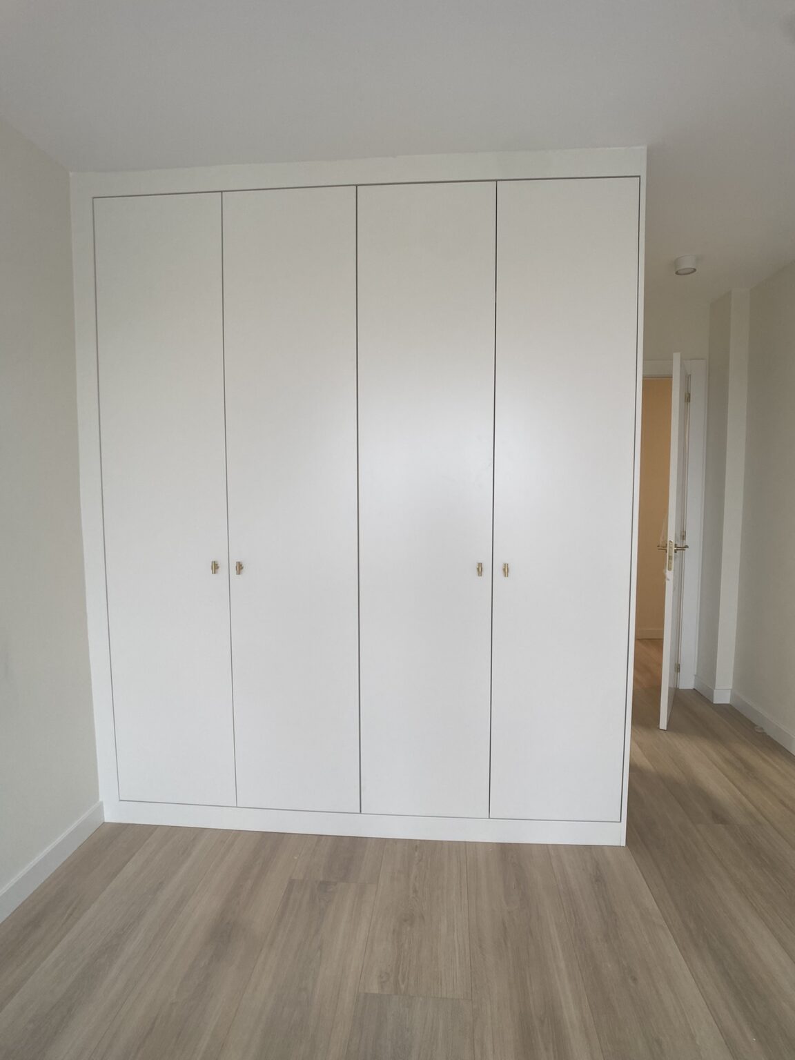 armario empotrado blanco puertas abatibles (4)