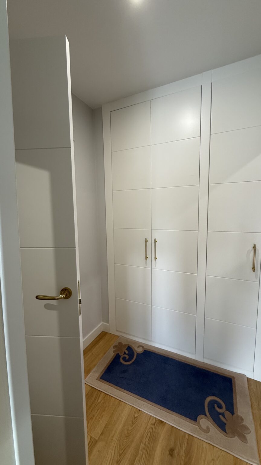 armario empotrado blanco puertas abatiles