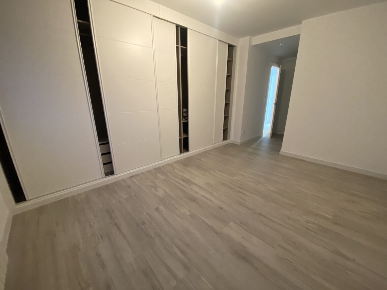armario empotrado blanco puertas corederas moderno