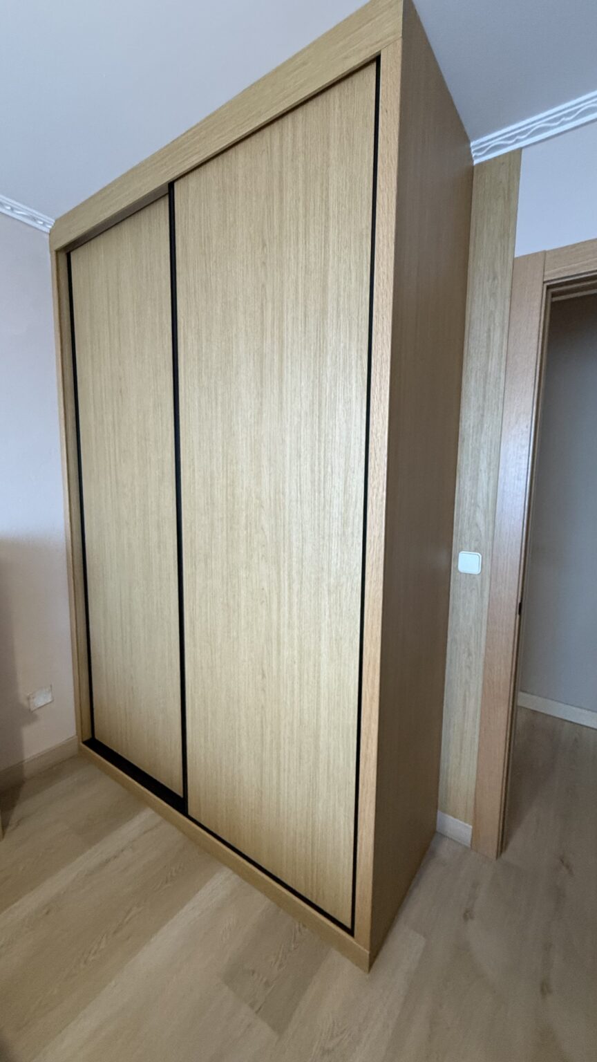 armario empotrado madera clara puertas correderas