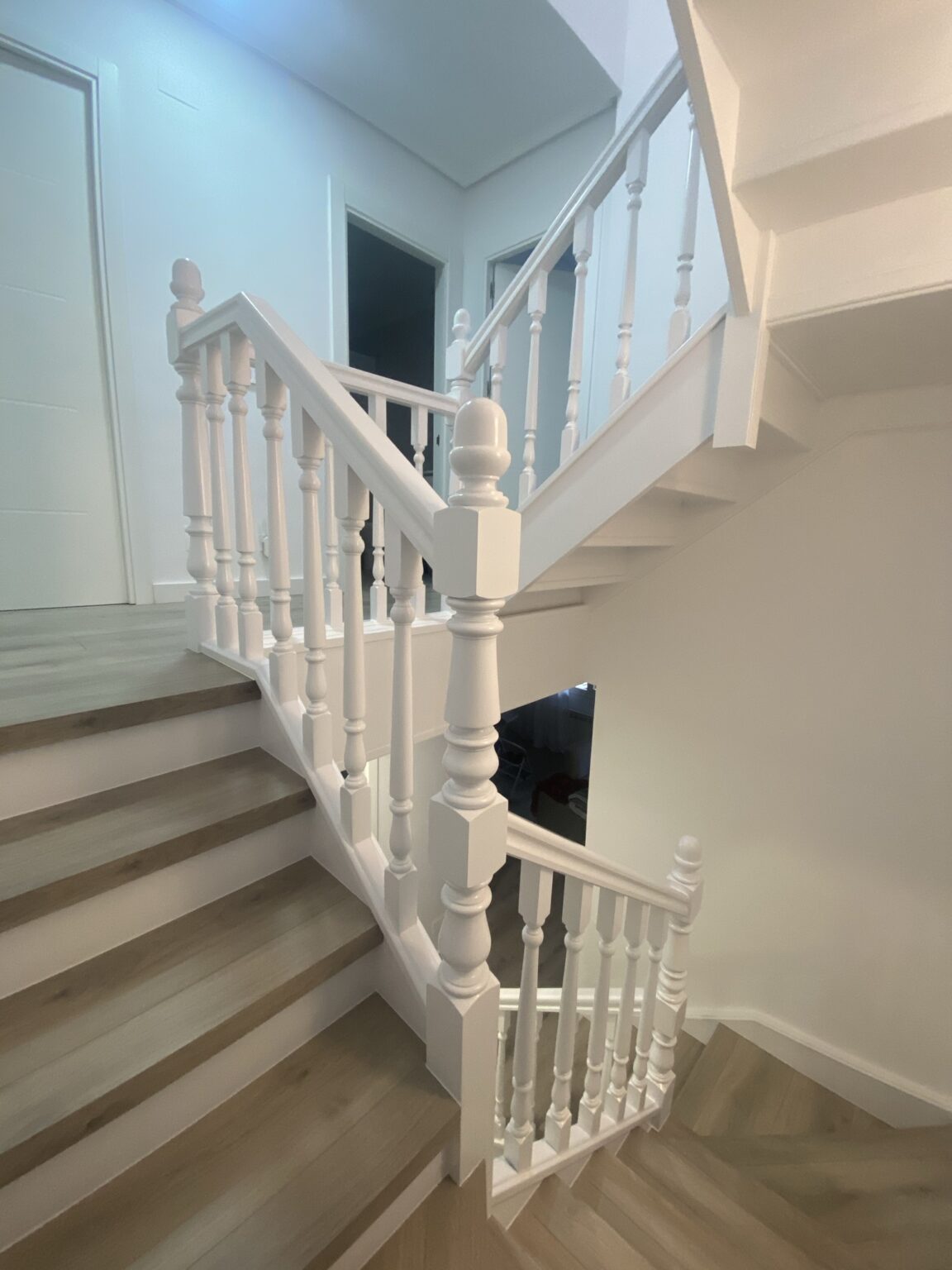 forrado de escaleras blancas madera clara