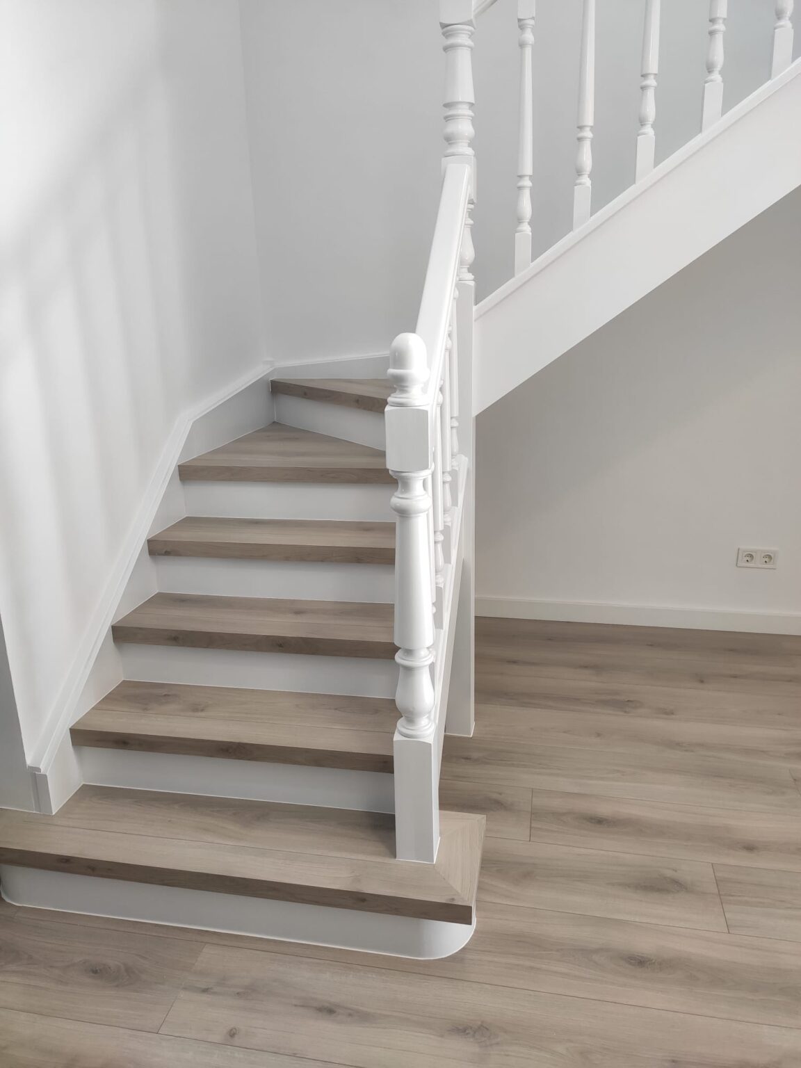 forrado de escaleras blancas madera clara