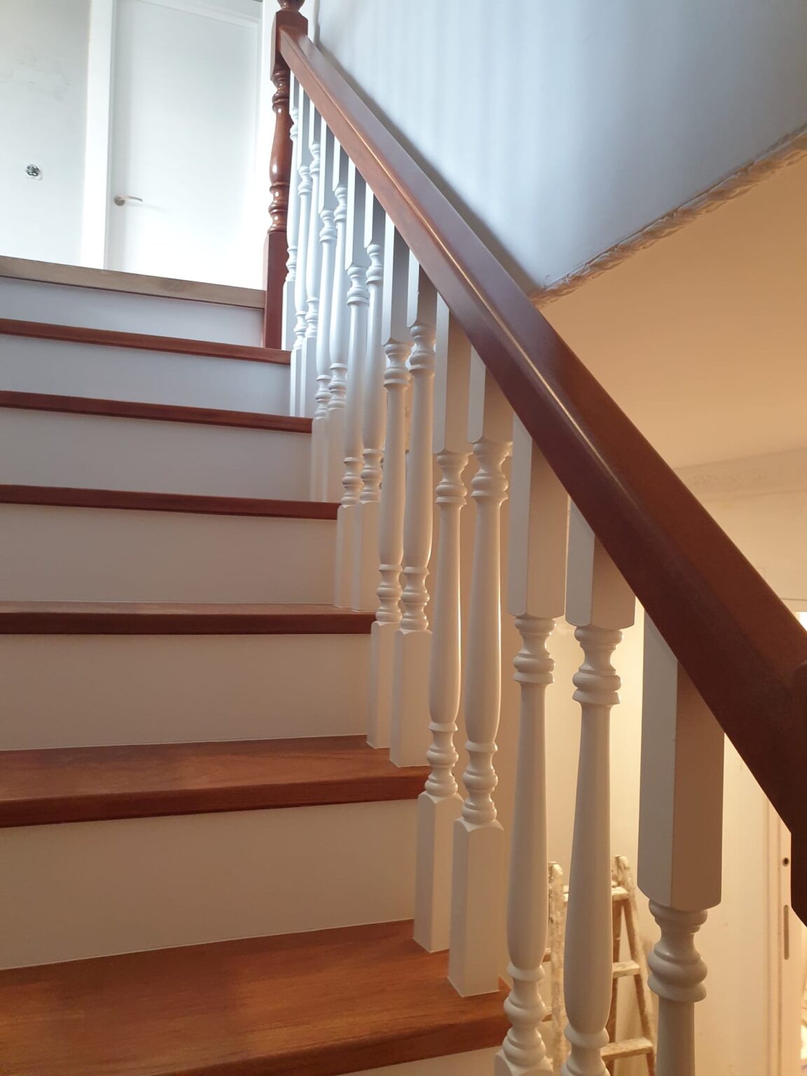 forrado de escaleras blancas peldaños madera (2)