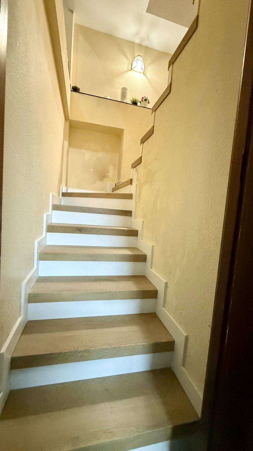 forrado de escaleras blancas peldaños madera (2)