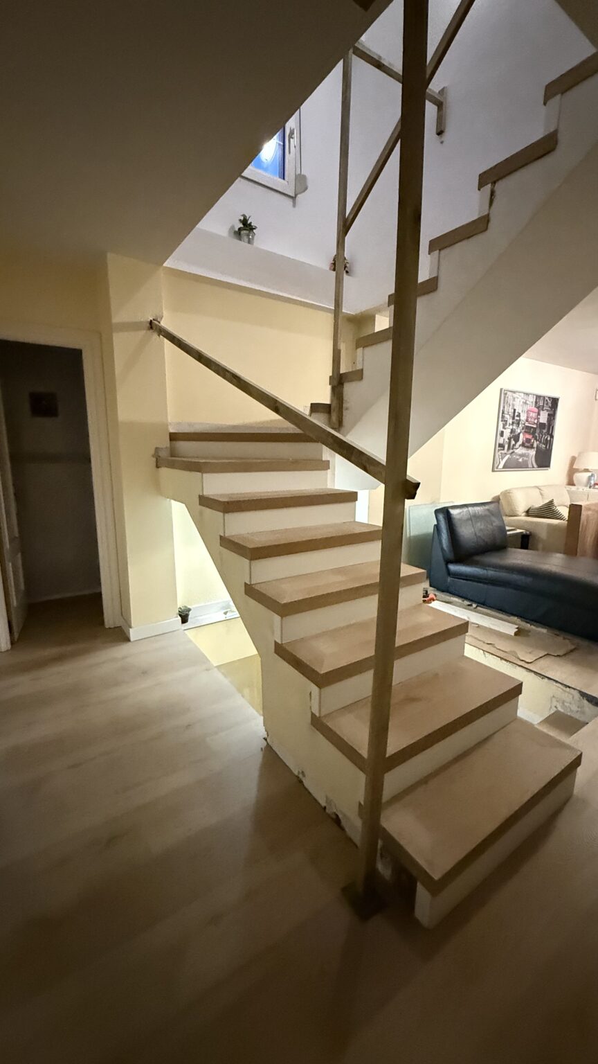 forrado de escaleras blancas peldaños madera
