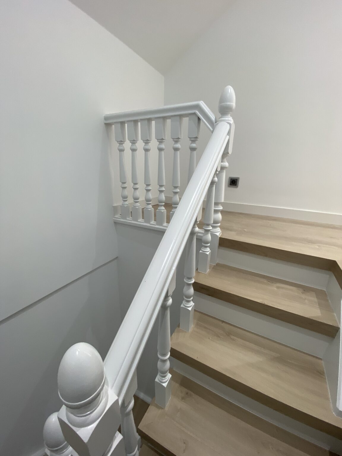 forrado de escaleras blancas peldaños madera clara