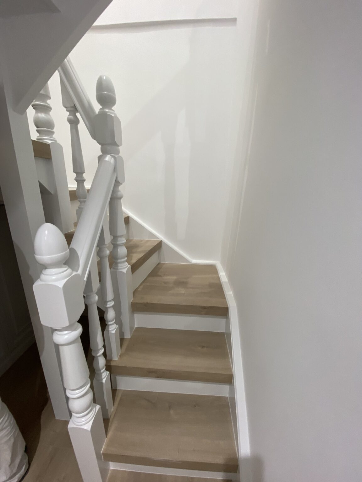 forrado de escaleras blancas peldaños madera clara (2)