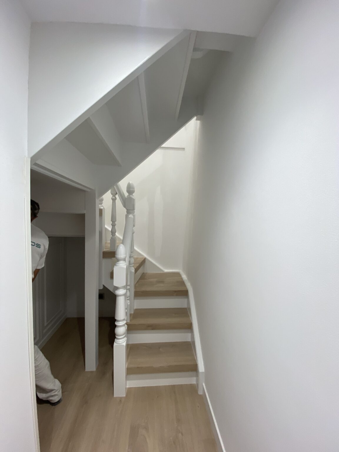 forrado de escaleras blancas peldaños madera clara (3)