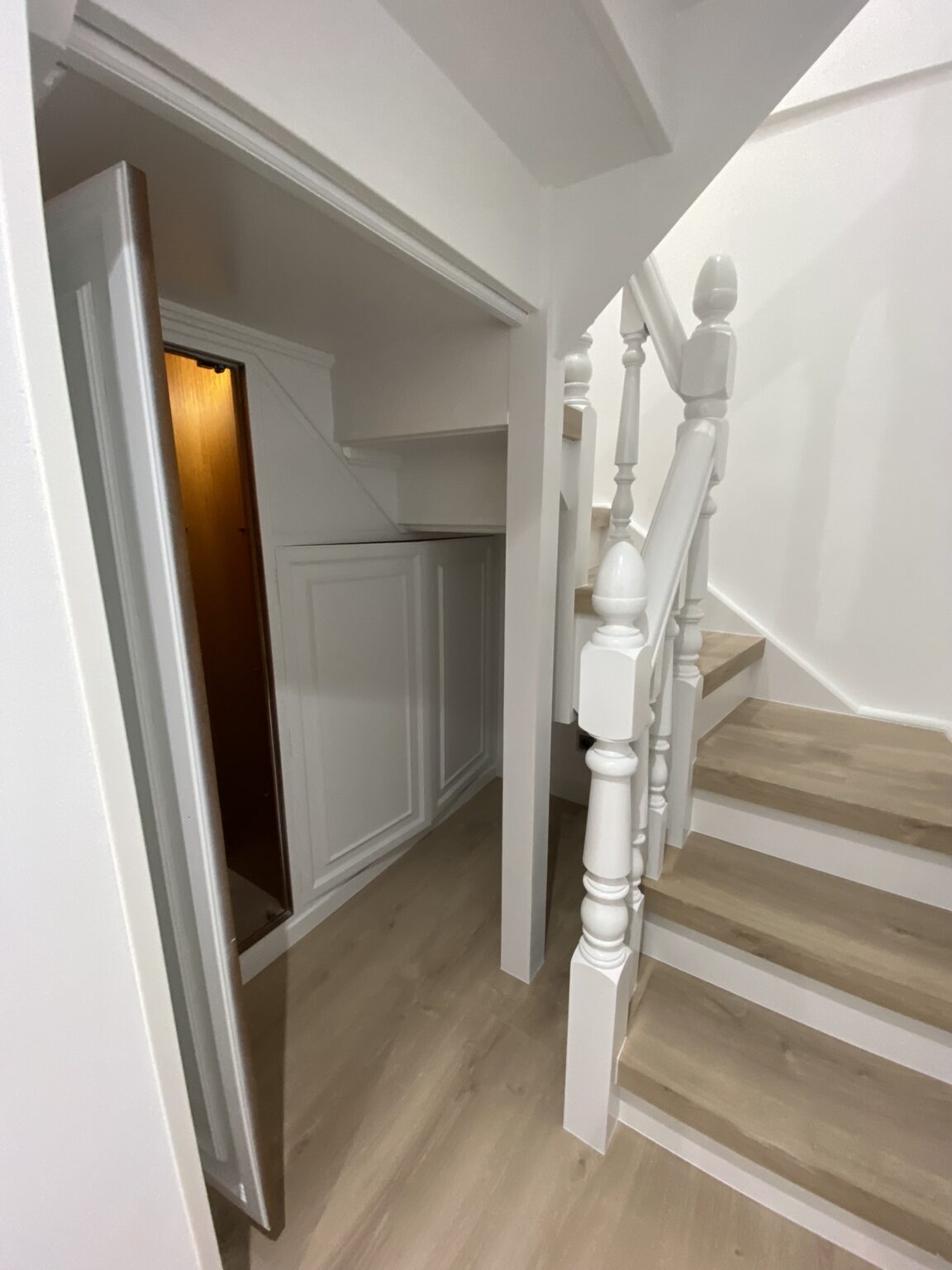 forrado de escaleras blancas peldaños madera clara (4)