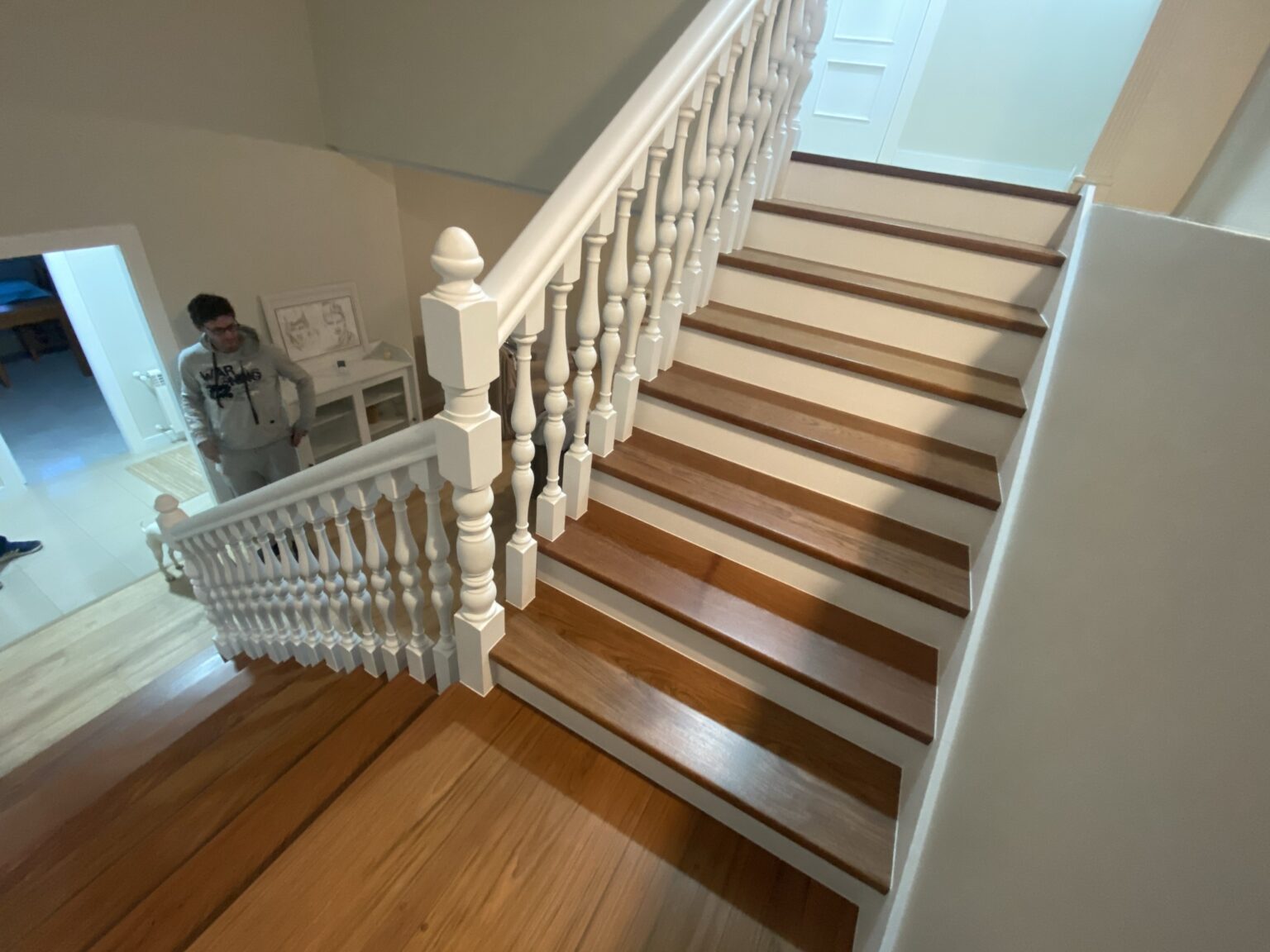 forrado de escaleras blancas peldaños madera oscura