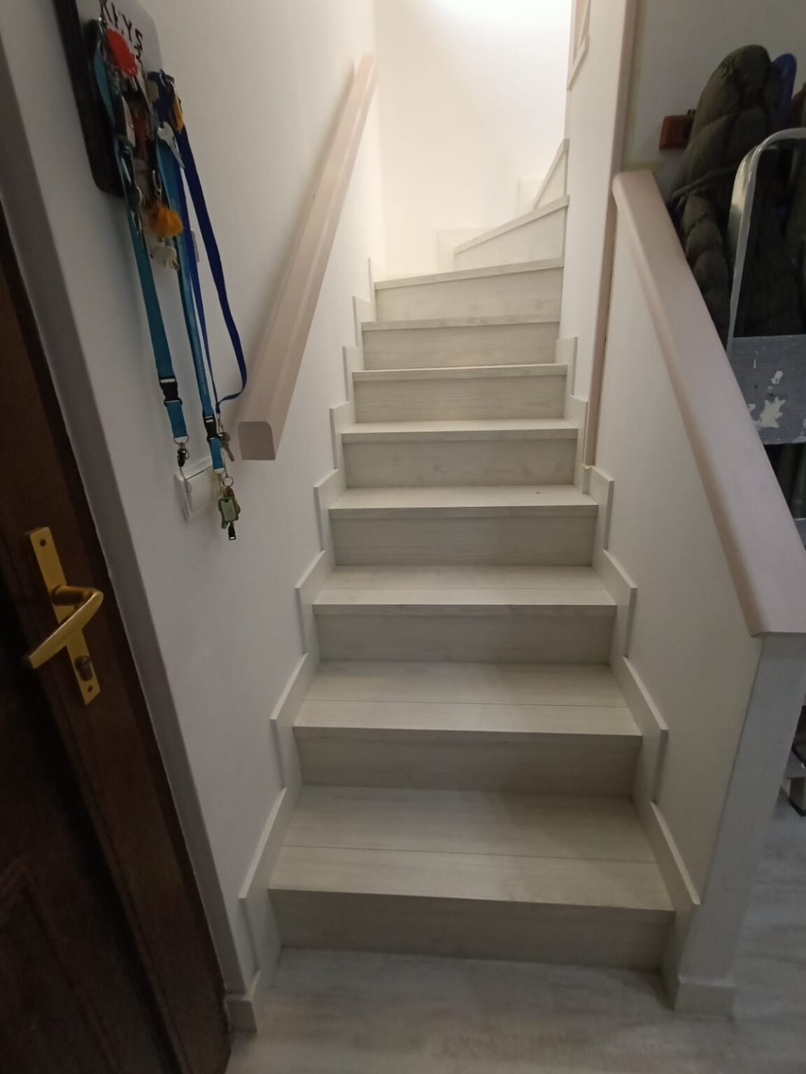 forrado de escaleras madera blanca