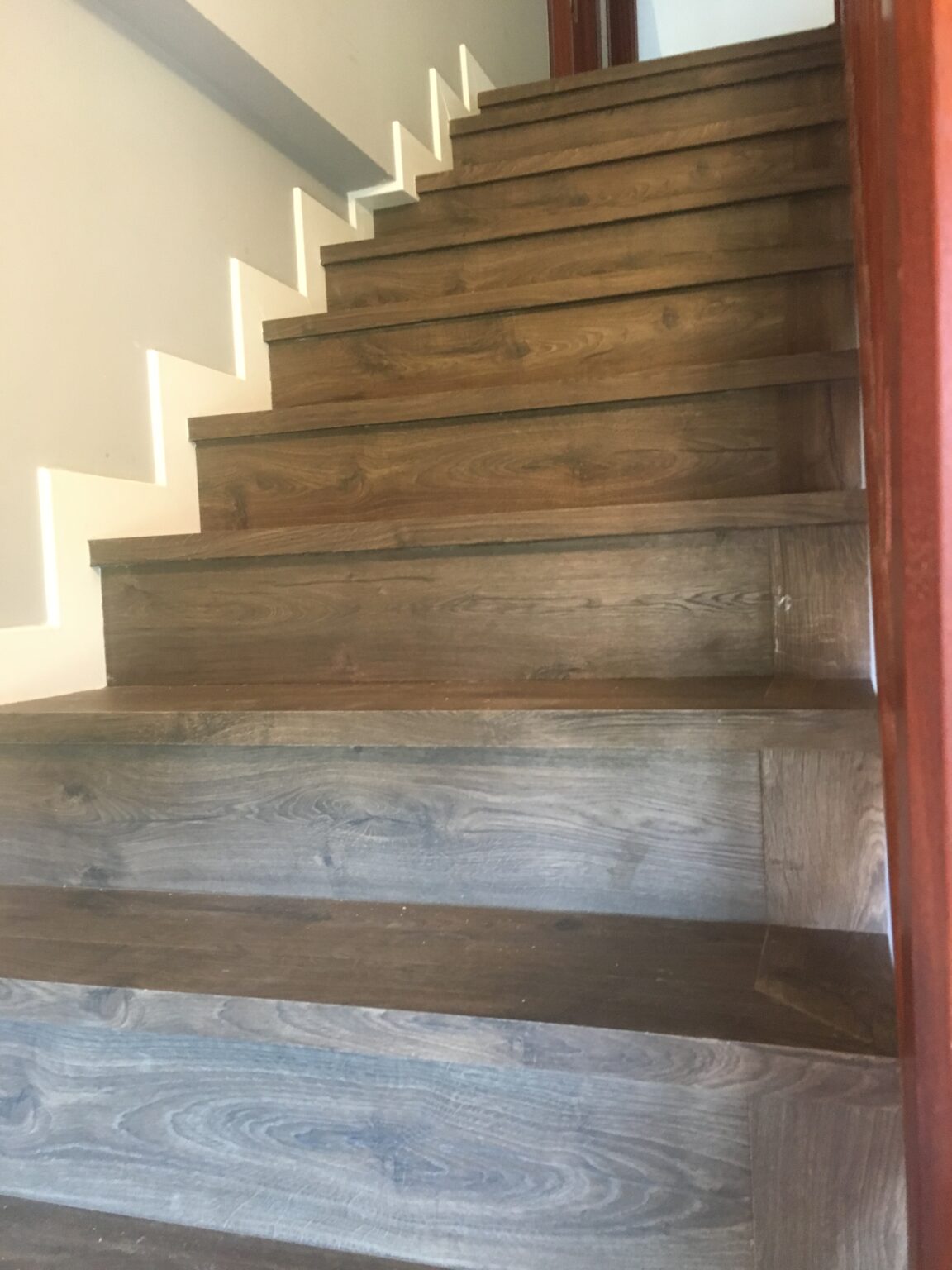 forrado de escaleras madera oscura