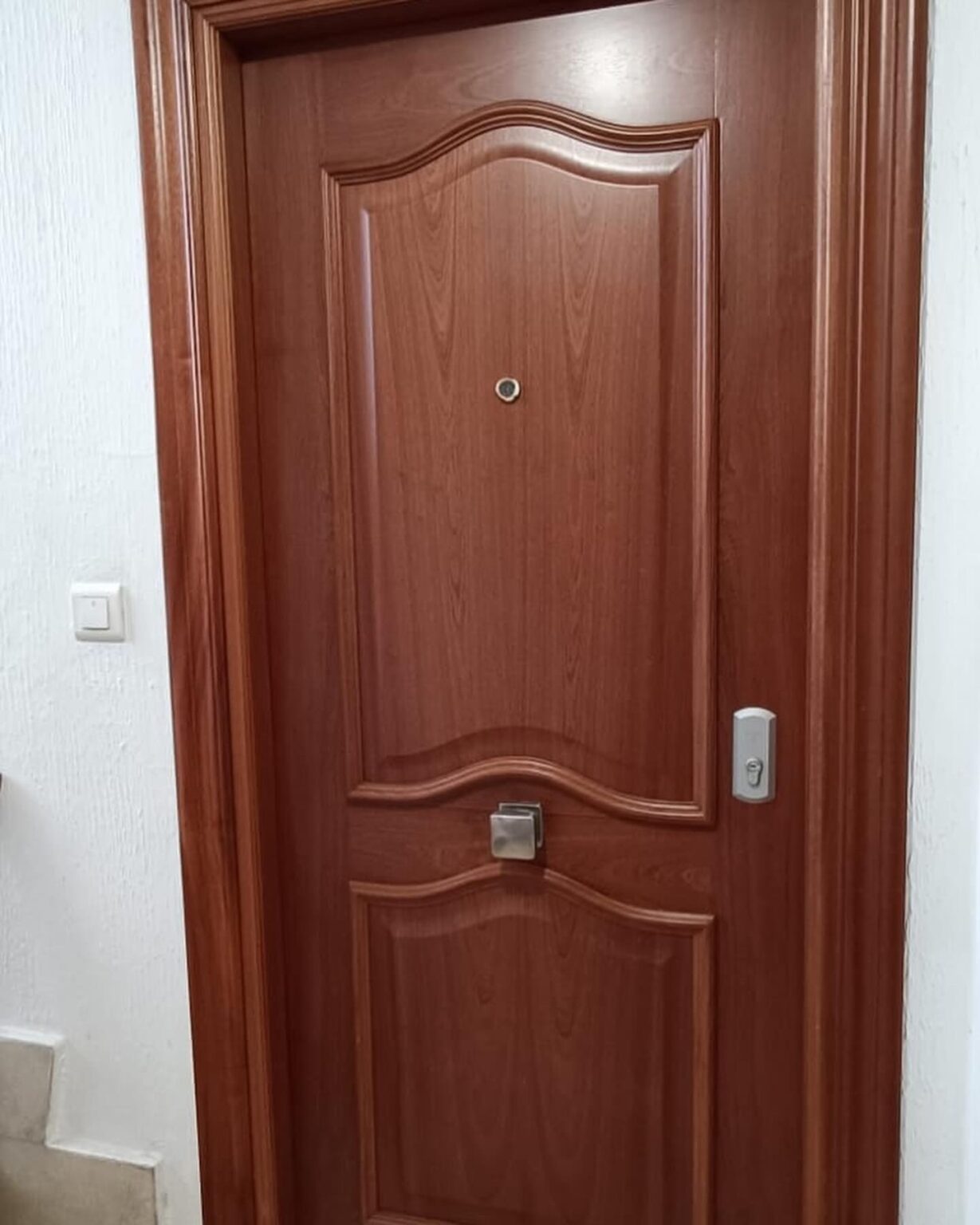 puerta de entrada exterior madera tirador gris