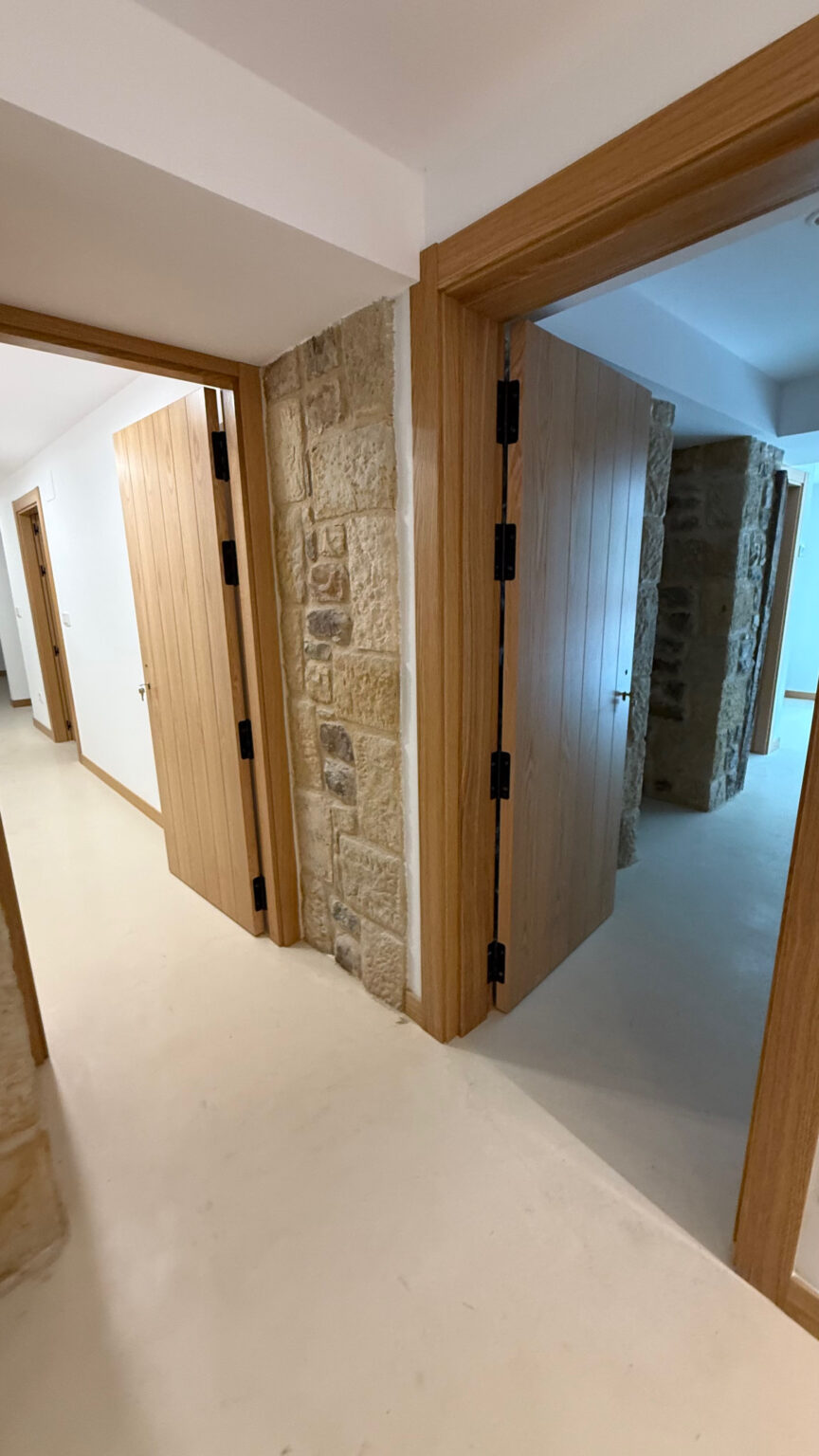 puerta de entrada madera clara