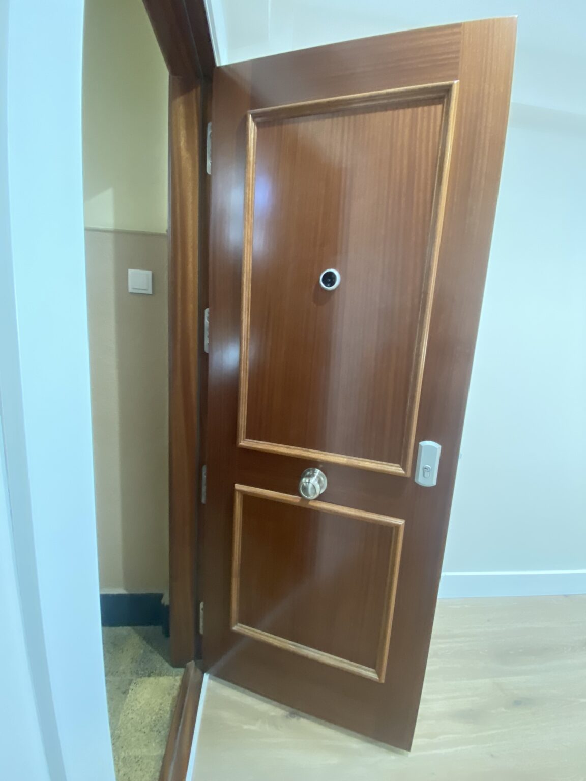 puerta de entrada madera mirilla