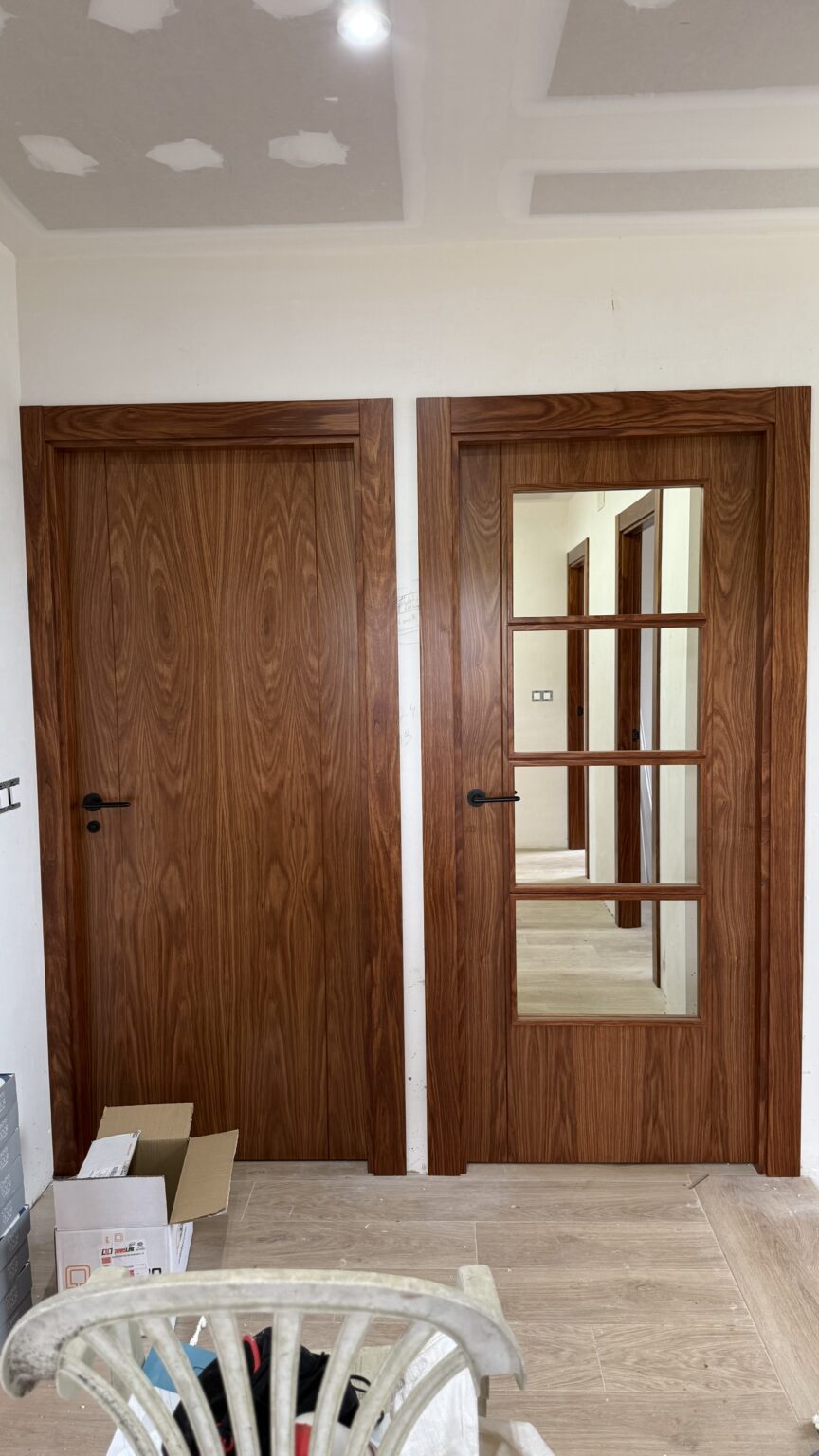 puerta de entrada madera oscura