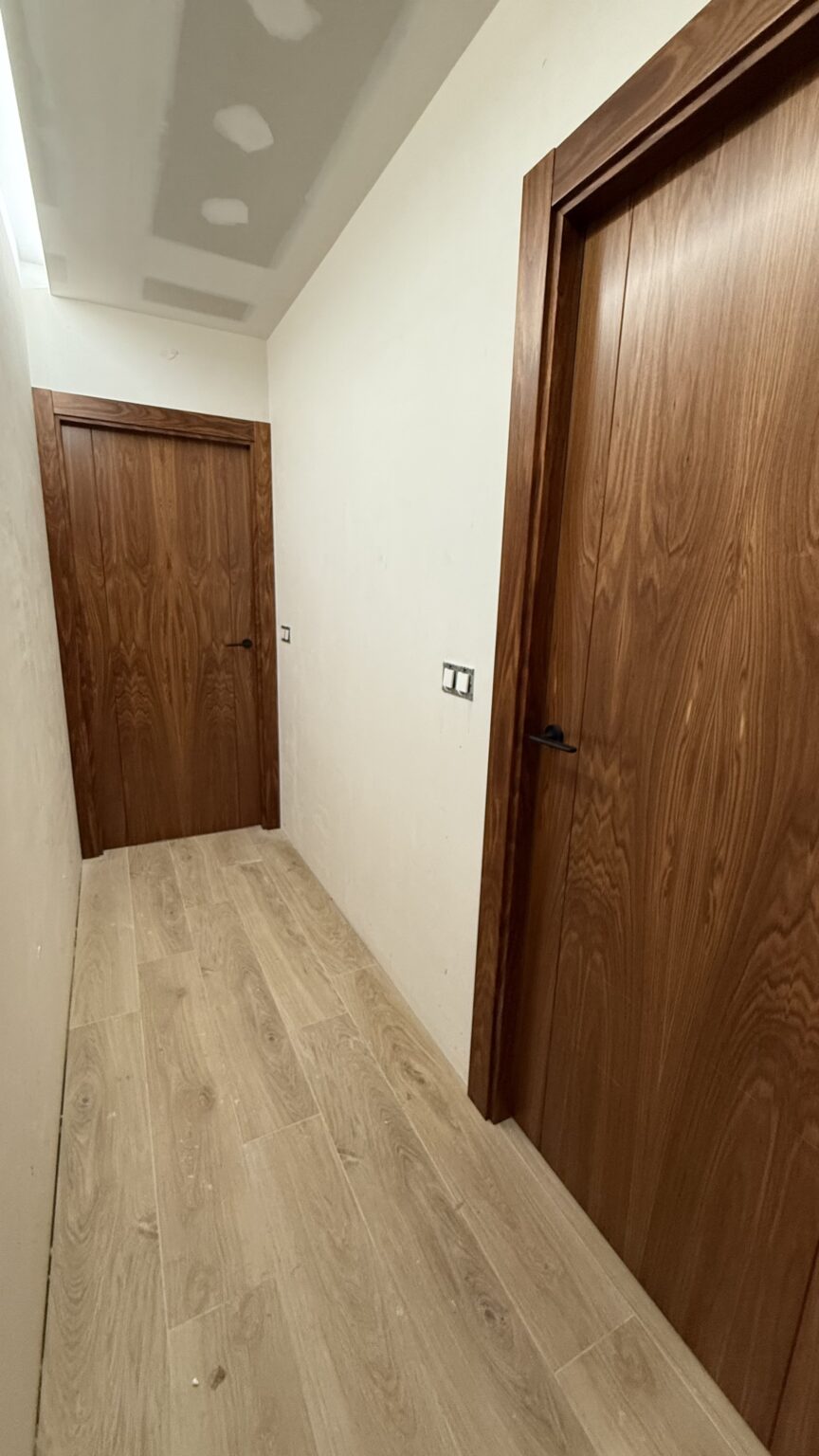 puerta de entrada madera oscura tirador negro