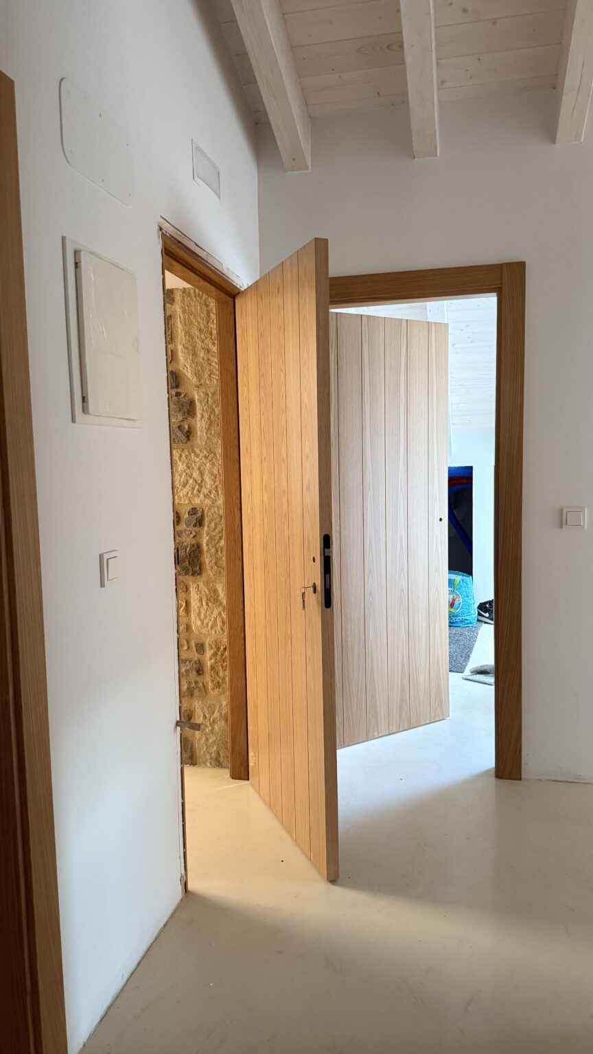 puerta de entrada moderna madera clara