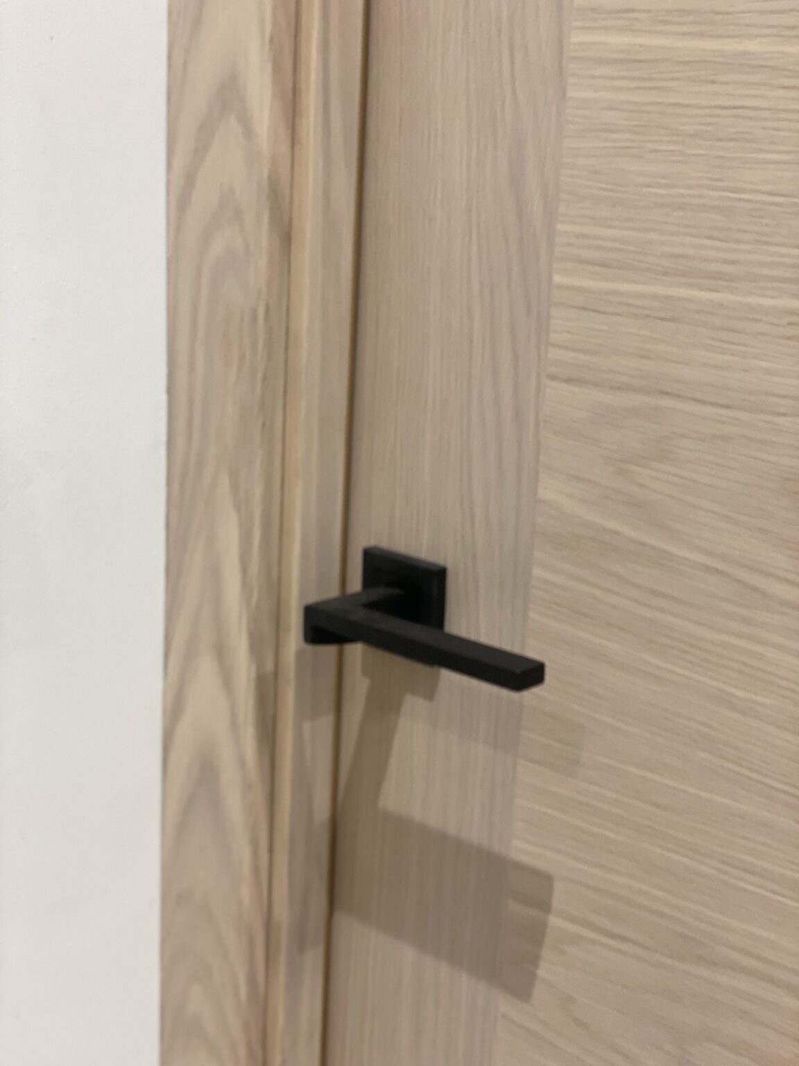 puerta de interior beige pomo negro