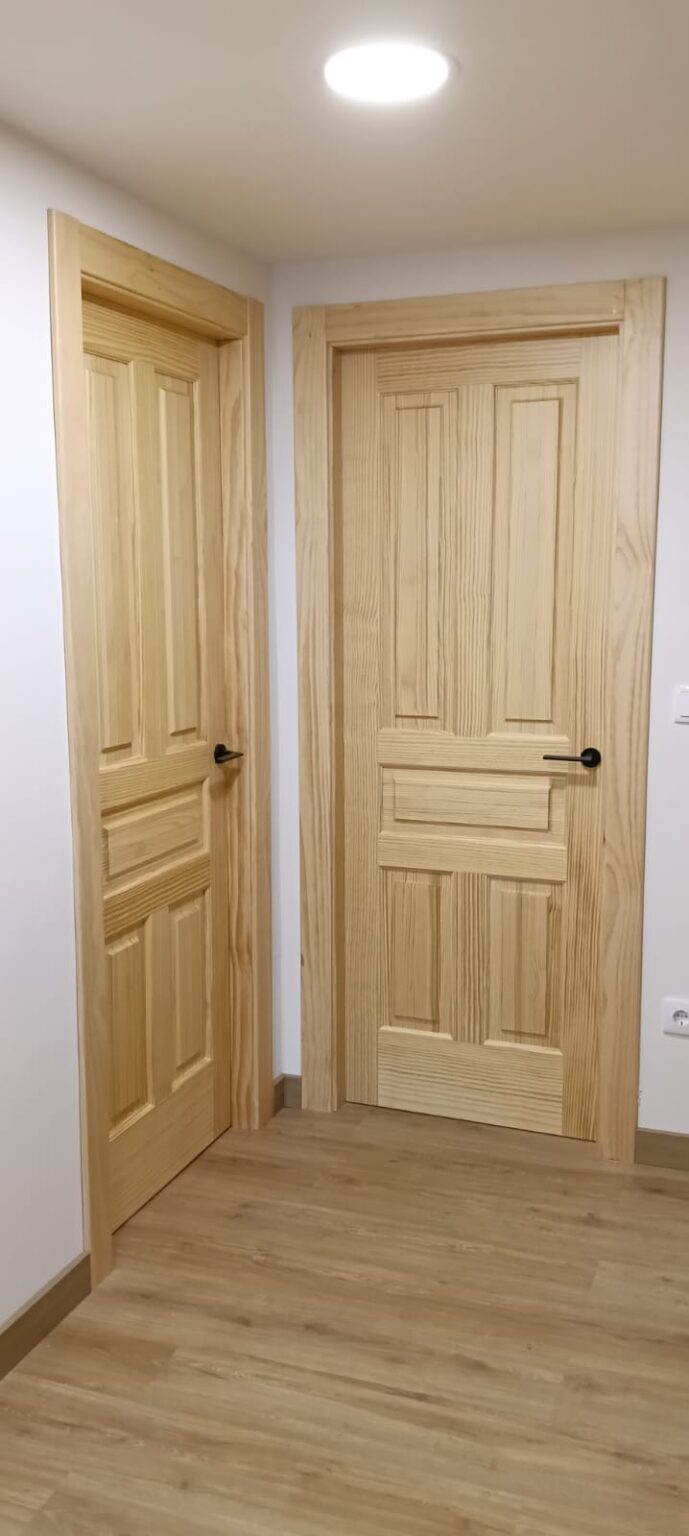 puerta de interior madera clara