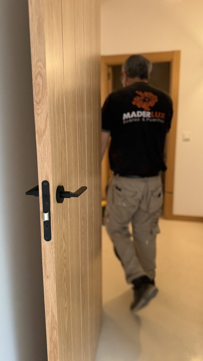 puerta de interior madera clara