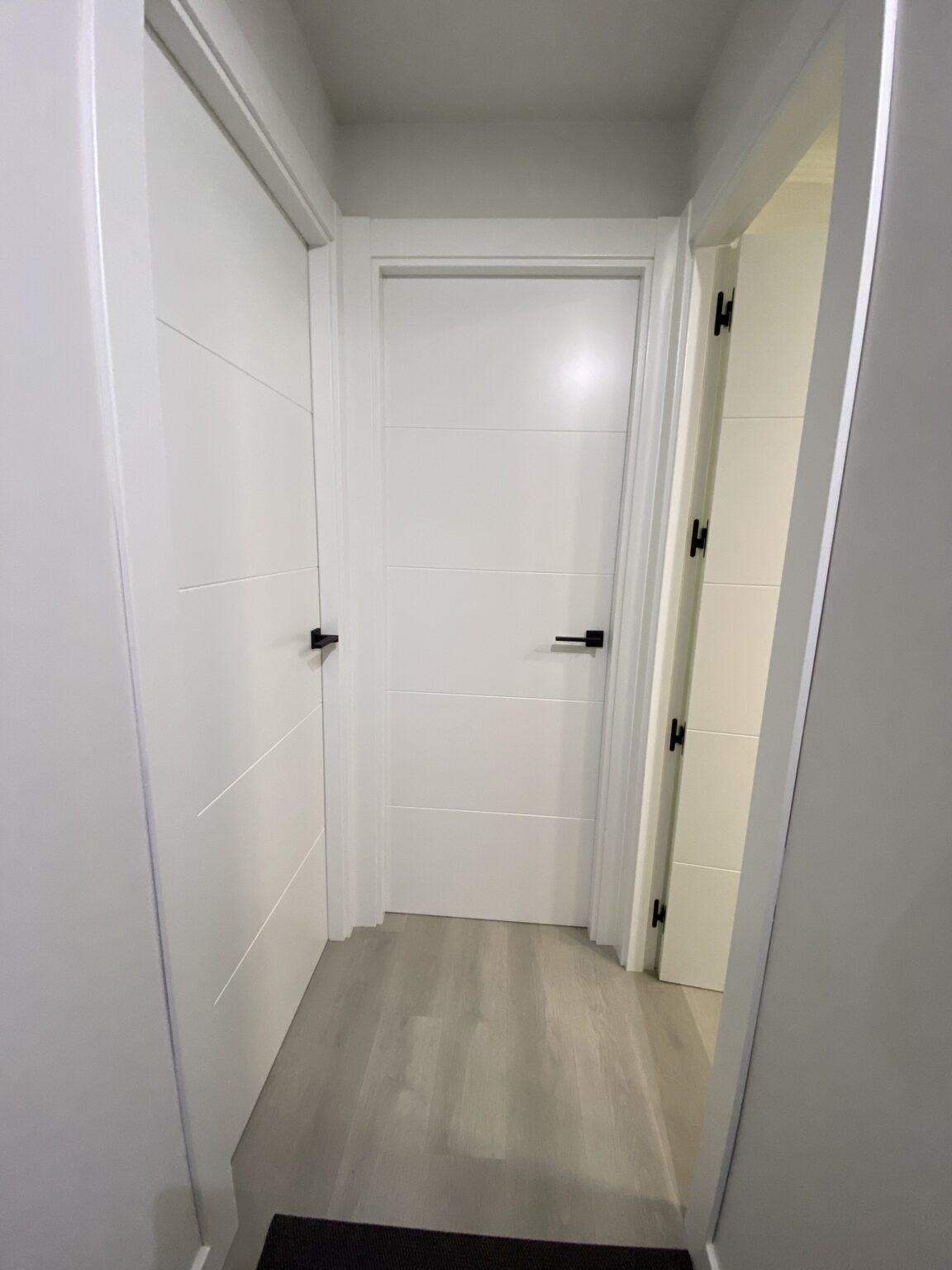 puertas de interior blancas pomo negro