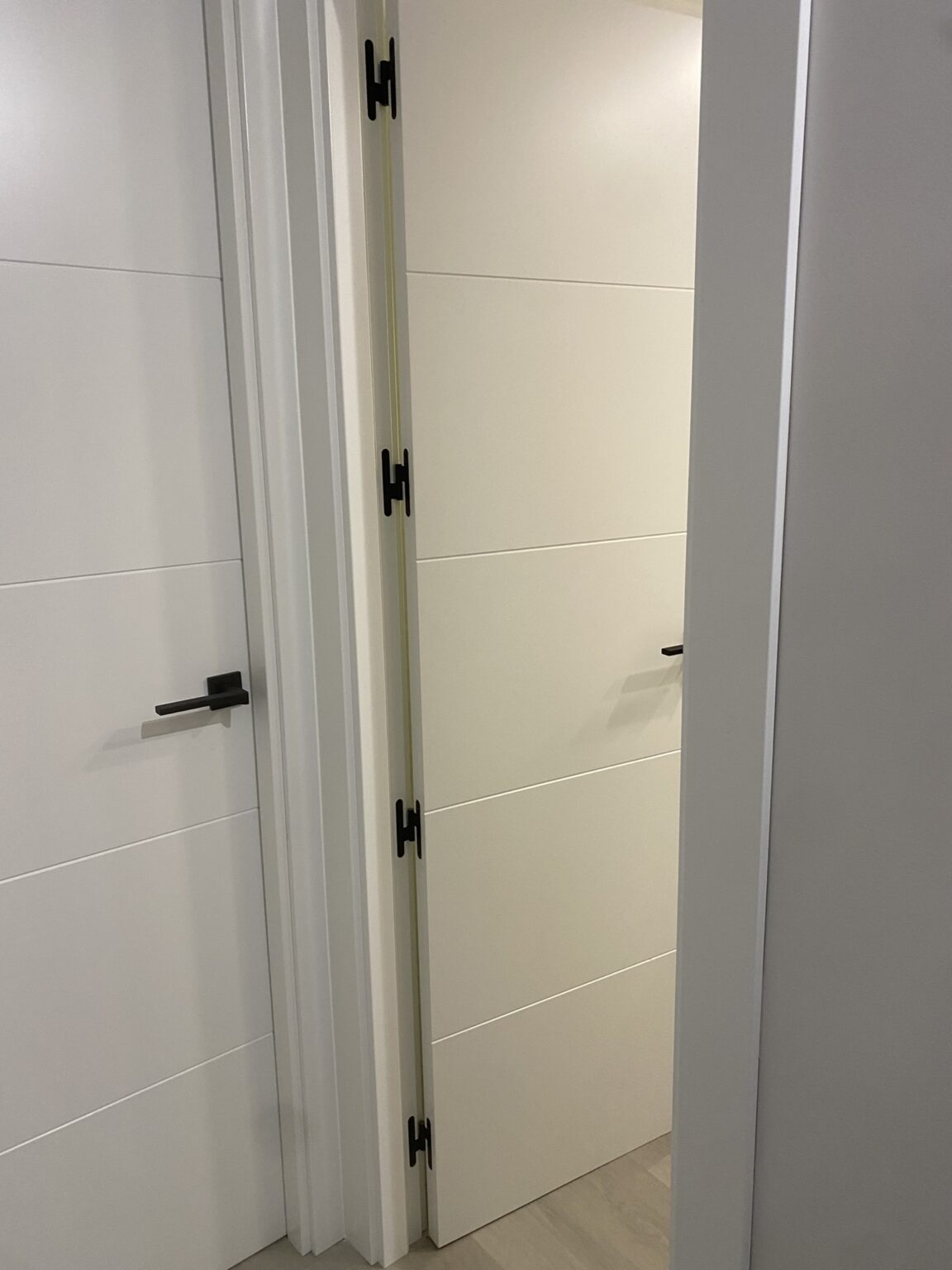 puertas de interior blancas pomo negro (2)