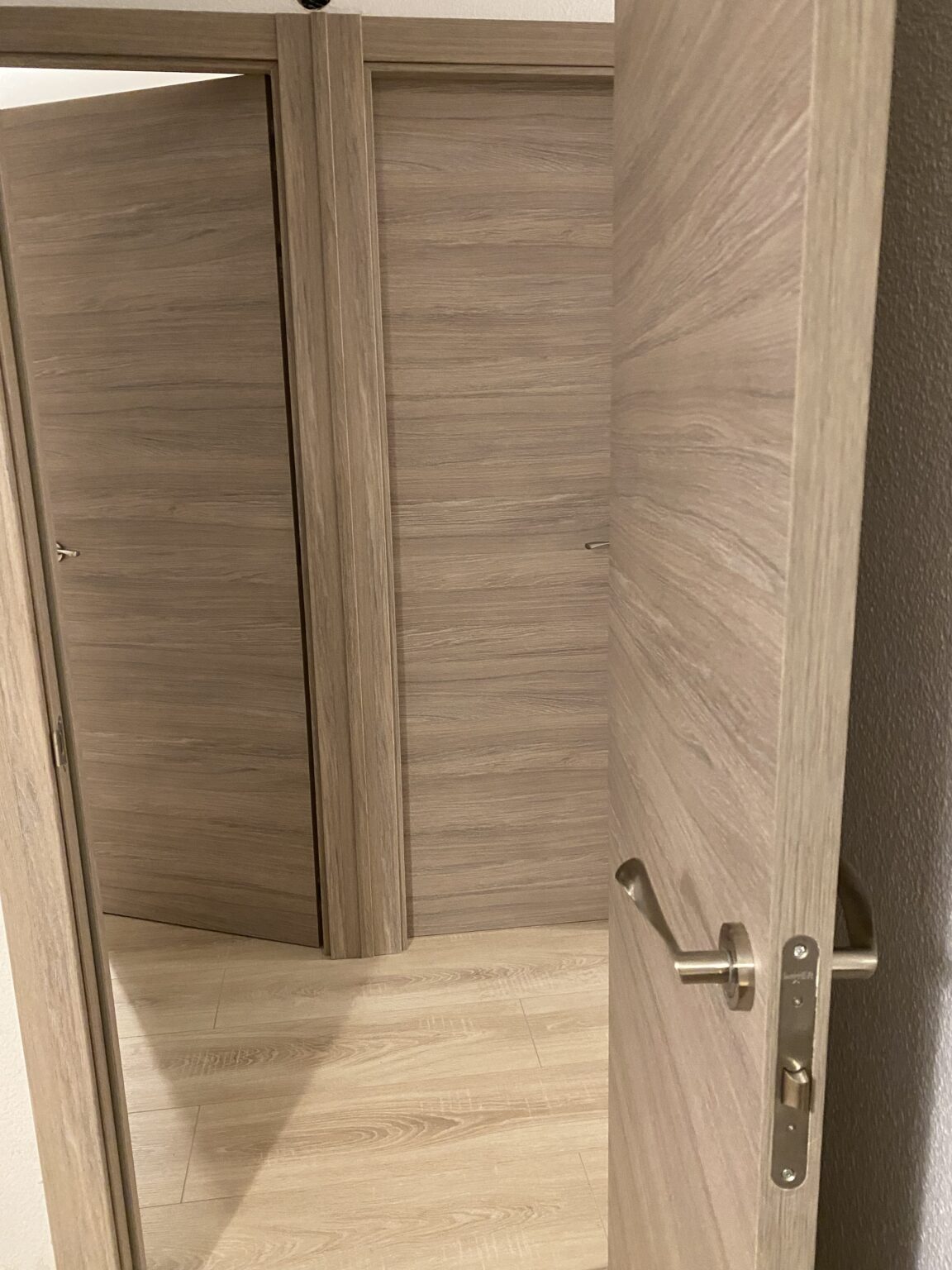 puertas de interior madera clara pomo dorado