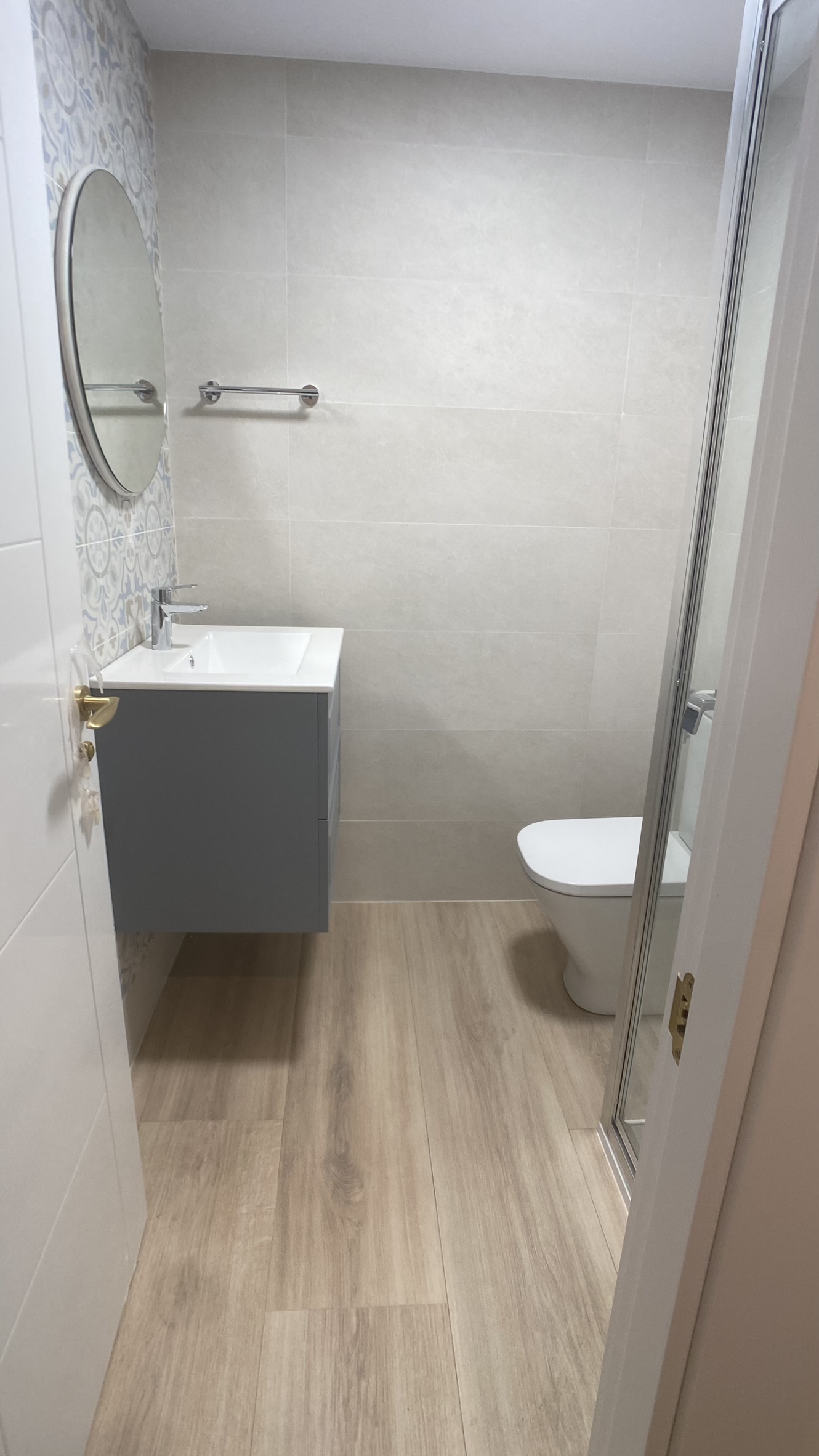 suelo laminado baño