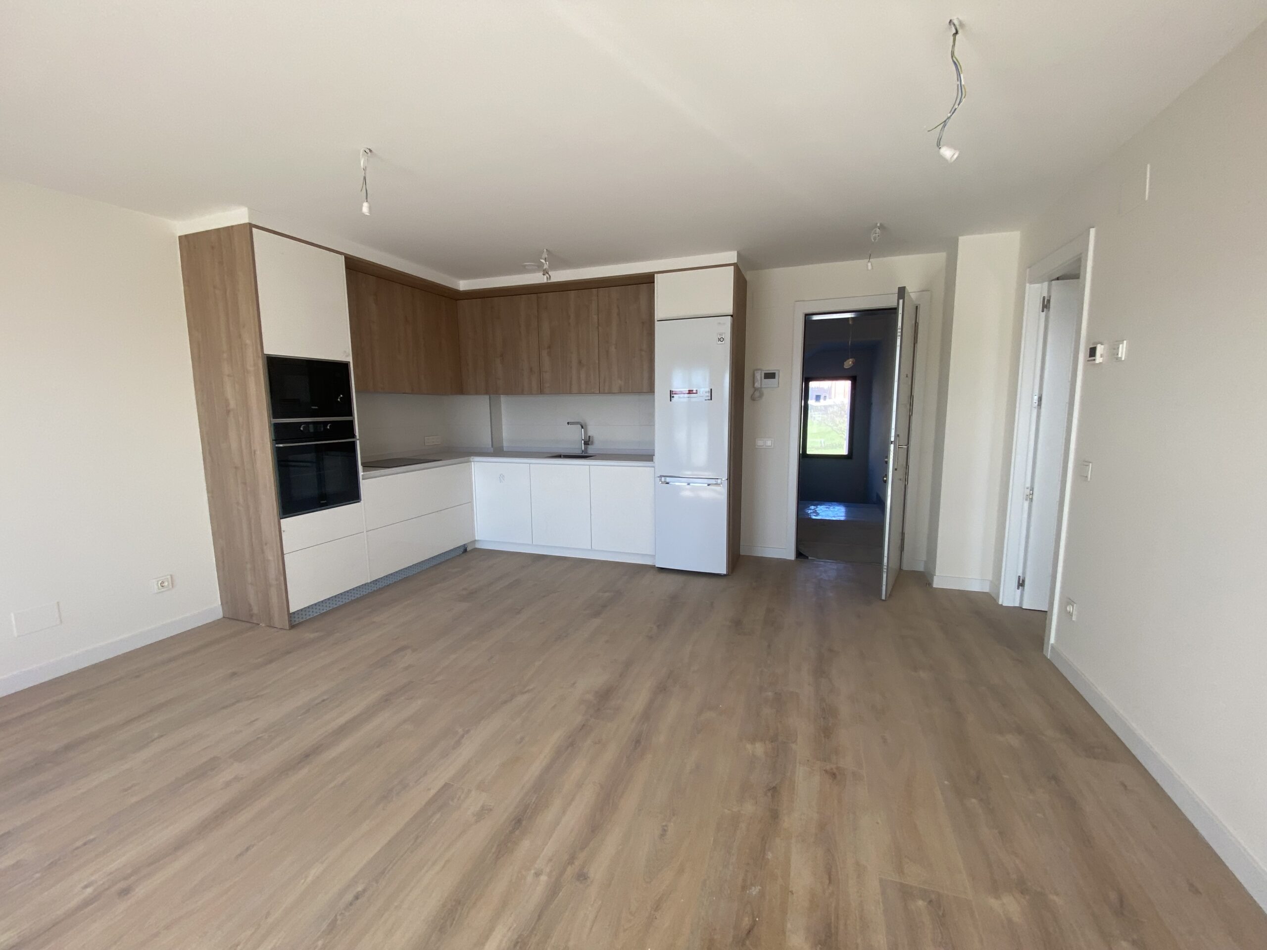 suelo laminado oscuro
