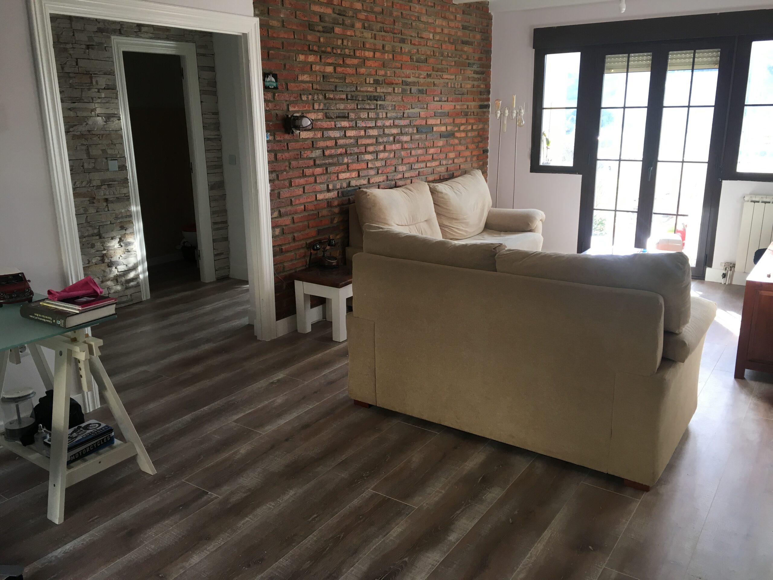 suelo laminado oscuro